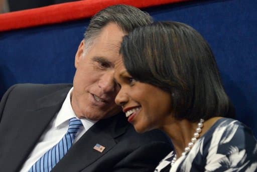 L'ancienne secrétaire d'Etat Condoleezza Rice parle avec le candidat républicain à la Maison Blanche Mitt Romney, à la convention de Tampa, le 28 août 2012