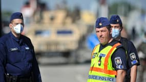 La police hongroise à la frontière croato-hongroise dans le village de Baranjsko Petrovo Selo, en Croatie, le 4 octobre 2015. (Photo d'illustration)