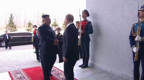 Le sommet Poutine-Kim a débuté ce jeudi à Vladivostok par une première poignée de main entre les deux dirigeants