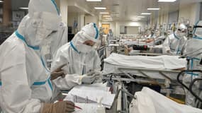 Des infirmières s'occupent de patients atteint du coronavirus dans un hôpital d'Athènes, le 20 novembre 2020