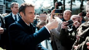 Le président français Emmanuel Macron après avoir voté au premier tour de la présidentielle, le 10 avril 2022 au Touquet 