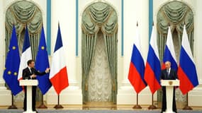 Le président russe Vladimir Poutine (D) et le président français Emmanuel Macron tiennent une conférence de presse conjointe à Moscou, le 7 février 2022