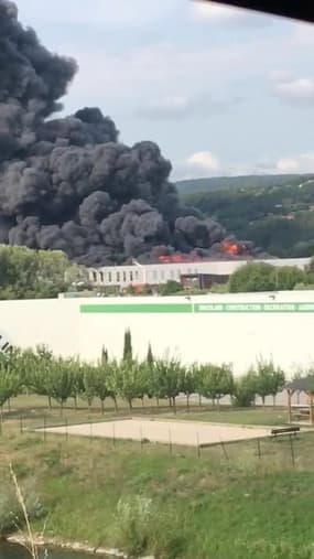 Un entrepôt de pneus en feu à Valence - Témoins BFMTV