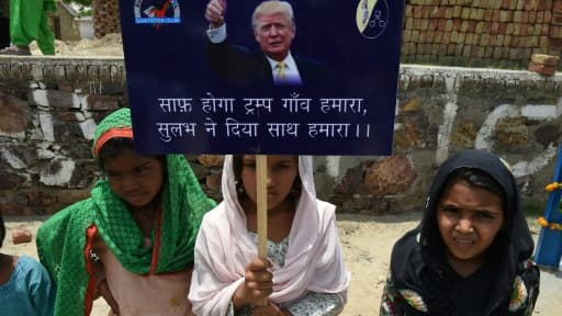 Des fillettes de la commune de Marora, qui s'est renommée en "Village Trump", tiennent une pancarte avec la photo du président américain Donald Trump, le 23 juin 2017 en Inde