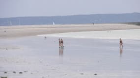 Des personnes sortent de l'eau sur la plage du Havre, le 15 novembre 2024.