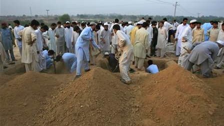 Préparatifs à l'enterrement des victimes de l'attentat suicide contre la mosquée Waali, à Darra Adam Khel, dans le nord-ouest du Pakistan. L'attaque a fait au moins 66 morts parmi les fidèles qui venaient de participer aux prières du vendredi. /Photo pris