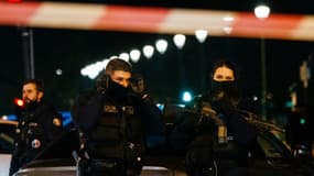 Des forces de police à proximité du lieu de l'agresssion mortelle d'un touriste allemand, près de la tour Eiffel, à Paris le 2 décembre 2023