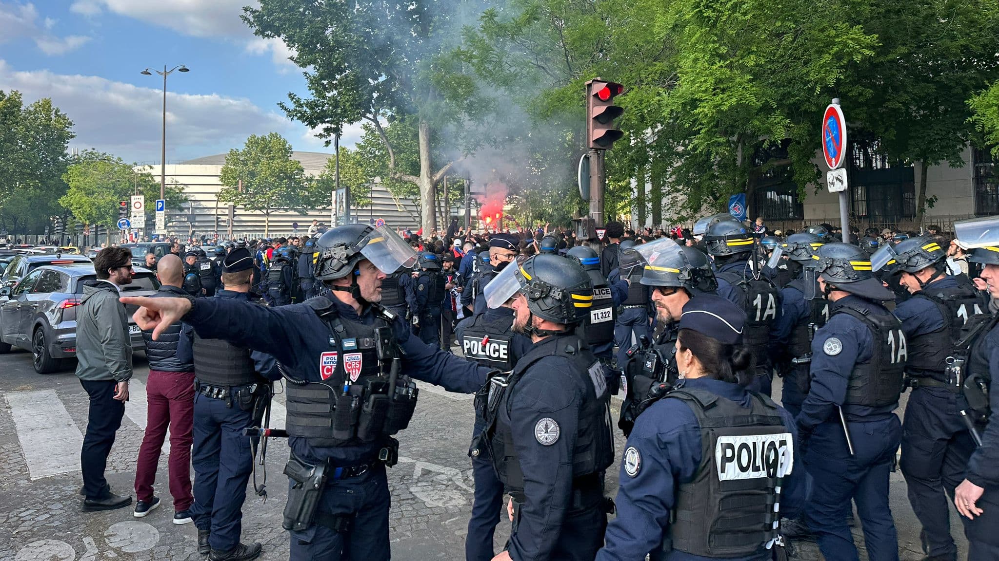 Les supporters parisiens se sont rassemblés à quelques heures de PSG-Arsenal, avec quelques scènes de tension encadrées par les forces de police, 7 mai 2025 Les supporters parisiens se sont rassemblés à quelques heures de PSG-Arsenal, avec quelques scènes de tension encadrées par les forces de police, 7 mai 2025