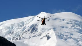 Un hélicoptère de la sécurité civile survole le Mont Blanc à Chamonix, le 12 juillet 2012. Photo d'illustration