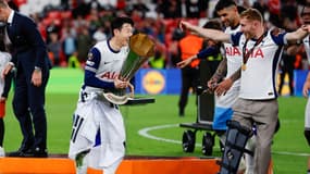 Heung-Min Son avec le trophée de la Ligue Europa, à Bilbao le 23 mai 2025