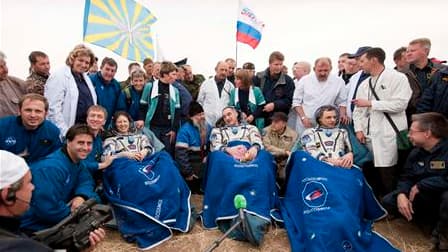 La capsule Soyouz ramenant sur Terre les deux cosmonautes russes Alexandre Skvortsov (au centre) et Mikhaïl Kornienko et l'astronaute de la Nasa Tracy Caldwell Dyson de la Station spatiale internationale (ISS) s'est posée sans dommage samedi au Kazakhstan