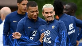 Kylian Mbappé avec Antoine Griezmann lors d'un entraînement des Bleus en 2022