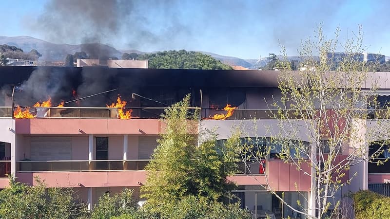 Un incendie s'est déclaré sur le balcon d'un appartement à Villeneuve-Loubet (Alpes-Maritimes), le 23 mars 2024. 