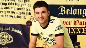 Kieran Tierney avec le nouveau maillot extérieur d'Arsenal.