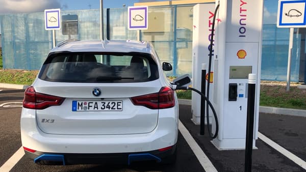 BMW annonce 460 kilomètres d’autonomie (cycle WLTP). Le iX3 se rechargerait complètement en 11 heures sur une borne de recharge à domicile de 7kWh. Son installation coûte entre 900 et 1200 euros, borne comprise. BMW annonce 460 kilomètres d’autonomie (cycle WLTP). Le iX3 se rechargerait complètement en 11 heures sur une borne de recharge à domicile de 7kWh. Son installation coûte entre 900 et 1200 euros, borne comprise.