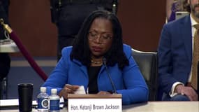 L'émotion de Ketanji Brown Jackson, candidate à la Cour Suprême, face au discours d'un sénateur démocrate