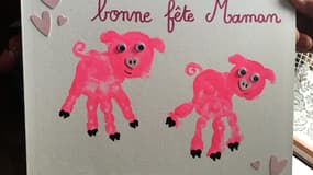 Une petite peinture représentant des cochons offerte par un enfant pour la fête des mères.