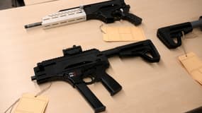 Des carabines de calibre pistolet semi-automatique FCG-9 imprimables en 3D sont présentées aux journalistes avant une conférence de presse du procureur de Marseille, dans le sud de la France, le 5 février 2024. Les armes artisanales imprimées en 3D exposées ont été fabriquées par des gangs et ont été saisies. lors d’actions de police judiciaire.