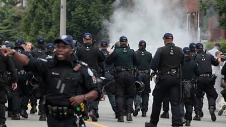 La police a utilisé dimanche des gaz lacrymogènes pour la seconde journée consécutive alors que de nouvelles violences éclataient en marge du sommet du G20 à Toronto, où le nombre d'arrestations a franchi la barre des 500. /Photo prise le 27 juin 2010/REU