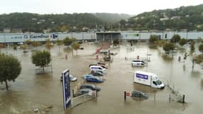 Le centre commercial Carrefour de Givors (Rhône) inondé jeudi 17 octobre. 