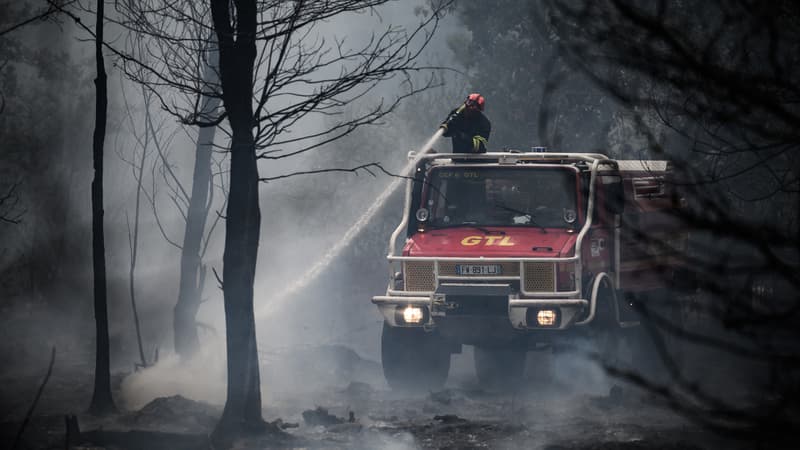 Un pompier à la lutte contre les flammes en Gironde, juillet 2022 