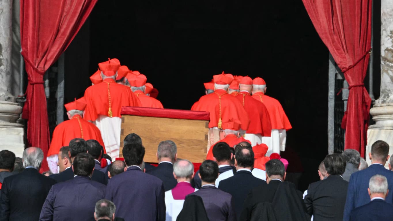 Des cardinaux (vers le haut) marchent devant le cercueil du pape François (en contre-bas) entrant dans la basilique Saint-Pierre, au Vatican, le 23 avril 2025. Des cardinaux (vers le haut) marchent devant le cercueil du pape François (en contre-bas) entrant dans la basilique Saint-Pierre, au Vatican, le 23 avril 2025.