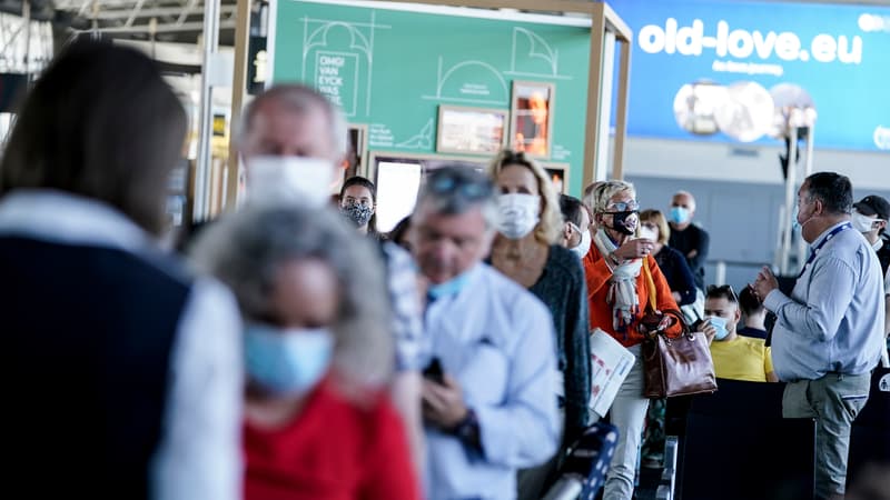 Des passagers faisant la queue à l'aéroport de Bruxelles 