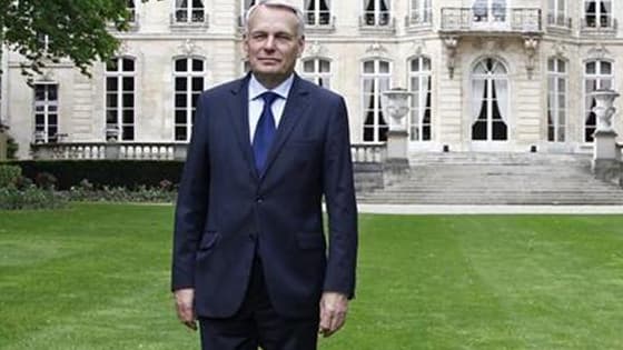 Le nouveau gouvernement de Jean-Marc Ayrault, ici dans les jardins de Matignon, tentera ce mardi d'ouvrir le dialogue avec les partenaires sociaux pour mener à bien d'importantes réformes structurelles sur la durée du quinquennat et répondre rapidement à
