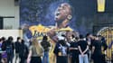Hommages devant une fresque à l'effigie de Kobe Bryant