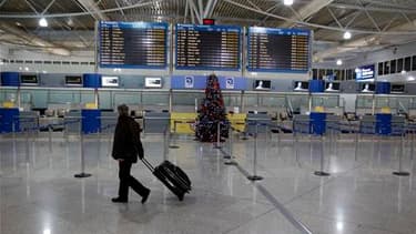 Dans l'enceinte de l'aéroport d'Athènes, mercredi jour de grève. Les transports publics, aériens et maritimes sont paralysés mercredi matin en Grèce à l'occasion d'une nouvelle journée d'action contre la politique d'austérité. /Photo prise le 15 décembre