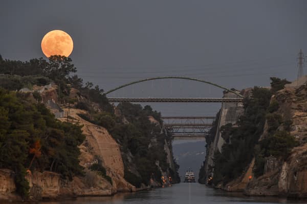 La pleine lune au-dessus du canal de Corinthe, en Grèce, lors de la pleine lune des fraises, le 21 juin 2024