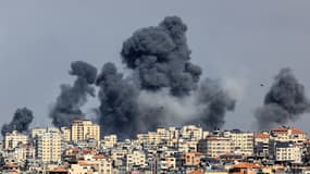 De la fumée s'élève au-dessus de la ville de Gaza le 7 octobre 2023 lors d'une frappe aérienne israélienne. 