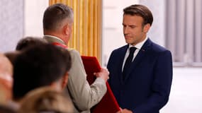 Le grand collier de La Légion d'honneur est présenté à Emmanuel Macron, lors de son discours de nouvelle investiture, samedi 7 mai 2022 à l'Élysée