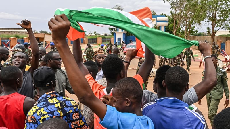 Des partisans du régime militaire se rassemblent pour une manifestation à Niamey, le 11 août 2023, près d'une base aérienne française au Niger. 