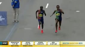 L’incroyable finish du marathon de Boston qui se termine au sprint 