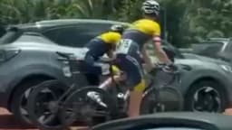 Deux cyclistes néerlandais se cachant derrière une voiture sur le Tour de la Guadeloupe le 3 août 2025