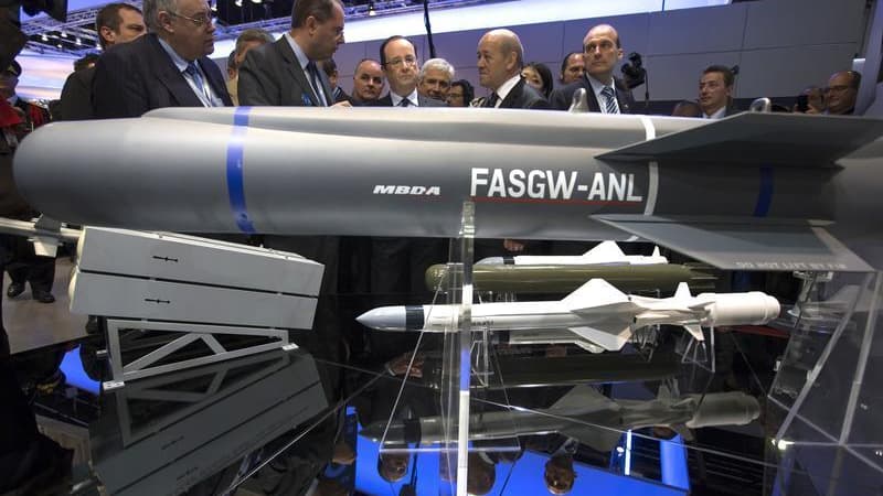 François Hollande a salué vendredi les performances du secteur aéronautique, créateur d'emplois "pour aujourd'hui et pour demain", lors de sa visite du 50e Salon international du Bourget, près de Paris. /Photo prise le 21 jun 2013/REUTERS/Ian Langsdon/Poo