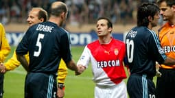 Ludovic Giuly et Zinédine Zidane se serrent le main lors du match retour entre Monaco et le Real Madrid en 2004