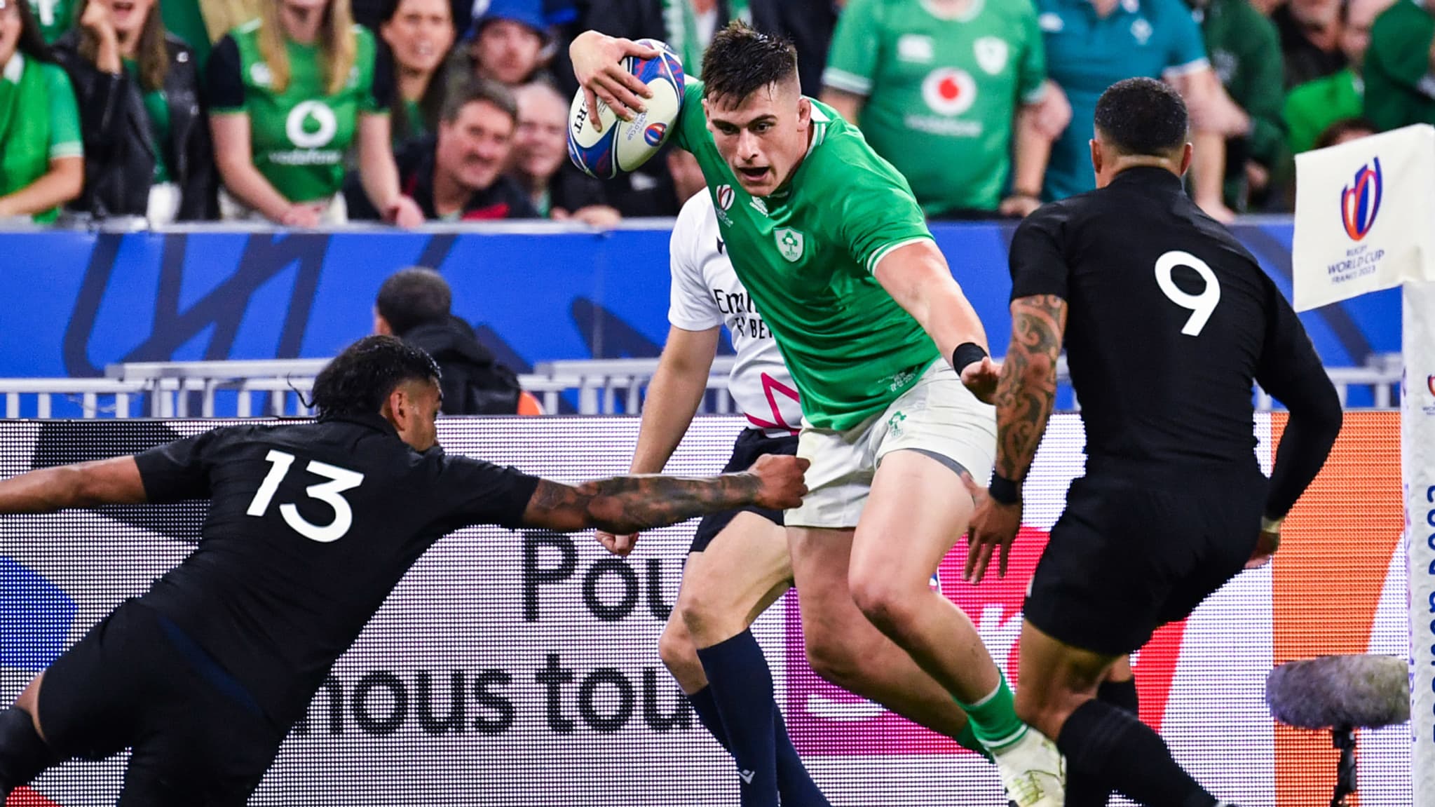 L’Irlandais Dan Sheehan crochète deux All Blacks lors du Mondial, le 14 octobre 2023