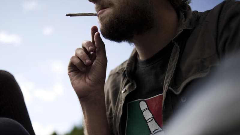 Une personne fume un joint (illustration)