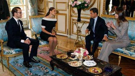 La princesse Victoria de Suède et son époux Daniel (à gauche) effectuent leur premier voyage officiel de couple marié en France, où ils ont été reçus mardi à l'Elysée par Carla et Nicolas Sarkozy. /Photo prise le 28 septembre 2010/REUTERS/Michel Euler/Poo