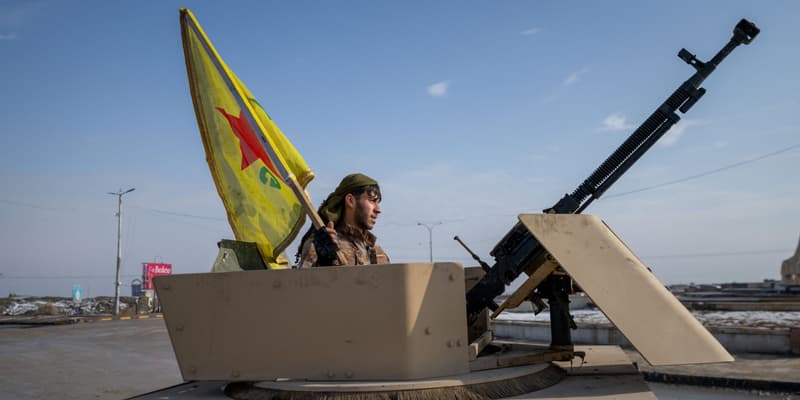 Un combattant kurde à Al Hasakah en Syrie, le 23 janvier 2026