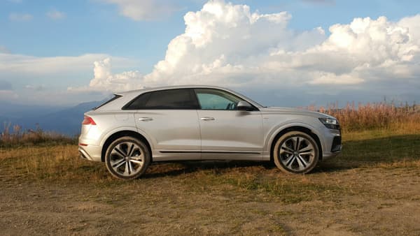 De profil, le Q8 affiche une silhouette de coupé plus dynamique que son grand-frère le Q7 De profil, le Q8 affiche une silhouette de coupé plus dynamique que son grand-frère le Q7