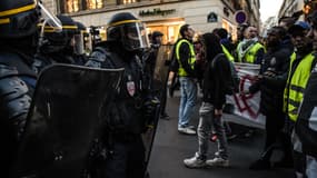 Des CRS face aux manifestants, le 18 novembre 2018 près de l'Elysée à Paris. 