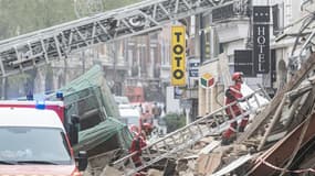 Des pompiers dans les décombres de deux immeubles mitoyens qui se sont effondrés dans le centre de Lille, le 12 novembre 2022 dans le nord de la France