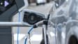 Une voiture électrique branchée sur une borne dans les rues de Lille en septembre 2022.