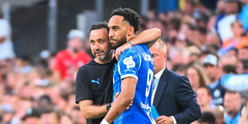 Roberto De Zerbi avec Pierre-Emerick Aubameyang pendant un match de l'OM au Vélodrome, août 2025