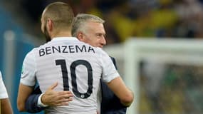 Accolade entre le sélectionneur des Bleus Didier Deschamps et Karim Benzema, son attaquant phare, lors de la Coupe du monde au Brésil, le 25 juin 2014 au Maracana de Rio
