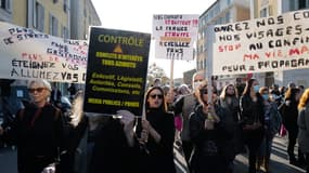 Des manifestants contre les mesures du gouvernement pour lutter contre le Covid-19 dans les rues de Nice, le 14 novembre 2020.