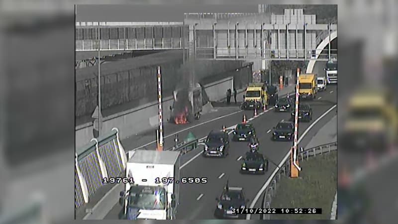 Une camionnette a pris feu sur l'autoroute A8, à Nice.